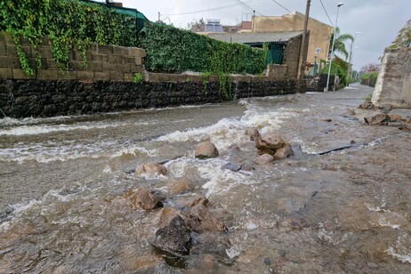 Strade come fiumi nel catanese, auto trascinate in mare