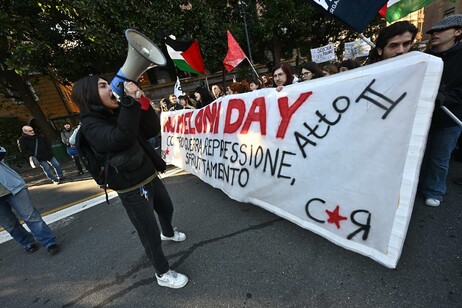 Scuola, corteo studentesco a Genova No Meloni Day