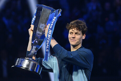 Jannik Sinner con el trofeo del ATP Finals