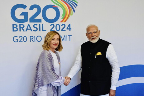 Meloni e Modi durante encontro no Rio de Janeiro