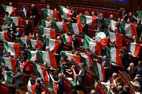 Opposizioni protestano in Aula con i tricolori