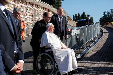 El Papa en el cementerio Laurentino para la misa por los difuntos.