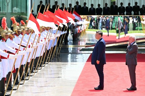 Xi Jinping recebe honras militares em encontro com Lula em Brasília