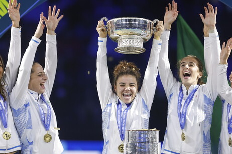 Paolini levanta taça da Copa Billie Jean King, em Málaga, Espanha