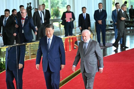 Xi Jinping e Lula durante reunião em Brasília