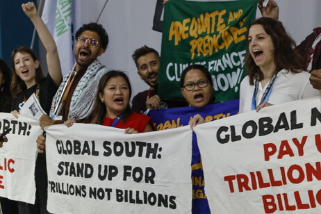 Manifestação na COP29 pede 'trilhões, não bilhões', para países em desenvolvimento