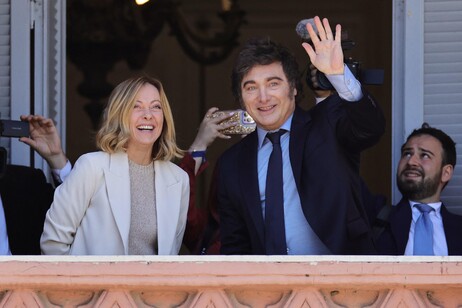 Meloni alla Casa Rosada, si affaccia con Milei su Plaza de Mayo