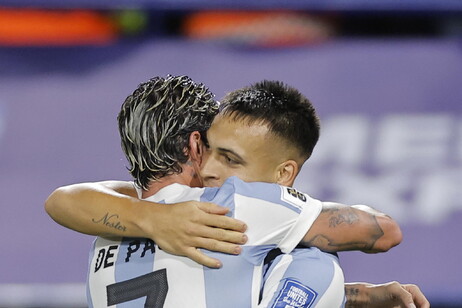 Martínez celebra otro gol vital para Argentina, ante Perú, con el que igualó la marca de Maradona