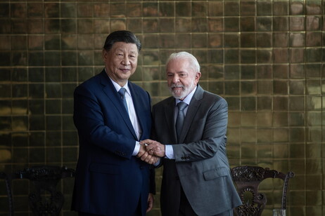 Xi Jinping e Lula durante reunião em Brasília