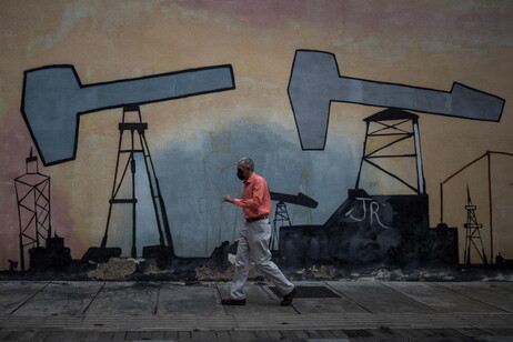 Mural en Caracas que evoca una riqueza petrolera. Venezuela en crisis energética