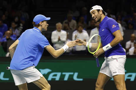 Sinner y Berrettini le dieron el punto clave y el pasaje a semifinales a Italia