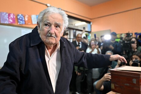 Pepe Mujica em colégio eleitoral em Montevidéu, no Uruguai