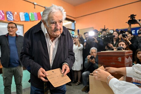 José 'Pepe' Mujica vota em colégio eleitoral em Montevidéu