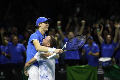 Jannik Sinner celebra título na Copa Davis