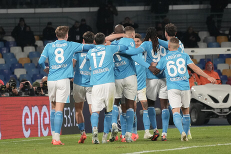 Jogadores do Napoli celebram gol de Lukaku contra Roma