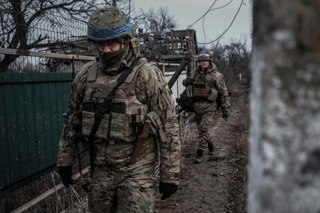 Militares ucranianos em Velyka Novosilka, na província de Donetsk