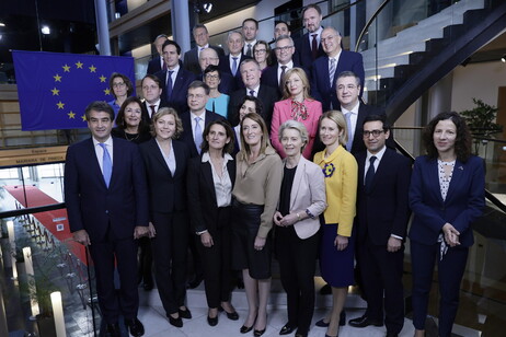 Von der Leyen junto a todos los integrantes de la nueva Comisión Europea.