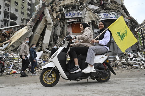 Libaneses com bandeira do Hezbollah no sul de Beirute