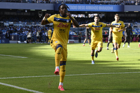 Lookman celebra gol contra Napoli em pleno Diego Maradona