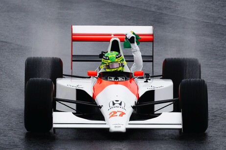 Lewis Hamilton em McLaren de Ayrton Senna em Interlagos