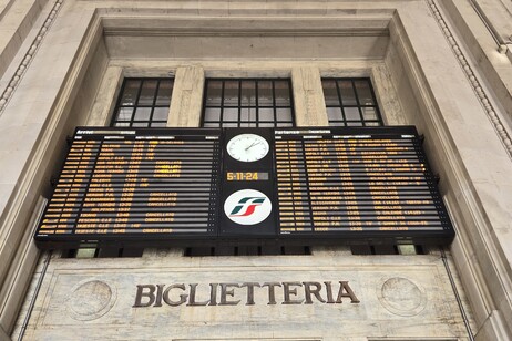 A Milano treni cancellati, lunga coda al box informazioni