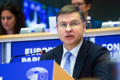 Dombrovskis: "L'Ue dovrà valutare finanziamenti, anche comuni"