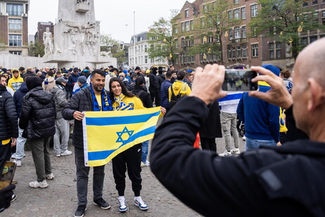 Torcedores do Maccabi Tel Aviv na Holanda antes da confusão começar em Amsterdã