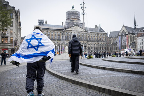 Homem com bandeira de Israel em Amsterdã, na Holanda