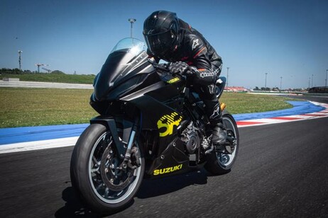 Suzuki torna in pista con monomarca GSX-8R CUP