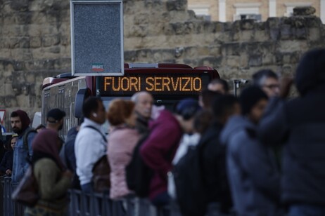 Fila em ponto de ônibus durante greve dos transportes públicos em Roma