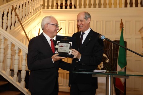 El profesor Mario Lubetkin recibe el "Premio Literario Caccuri 2024".