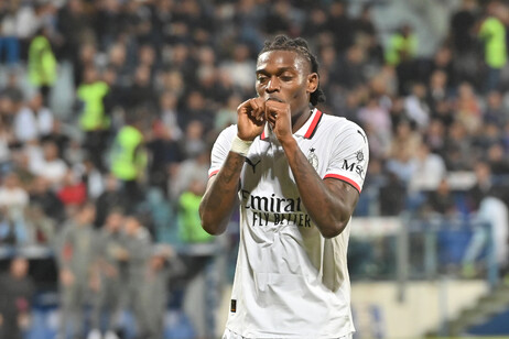 Rafael Leão balançou as redes duas vezes contra o Cagliari