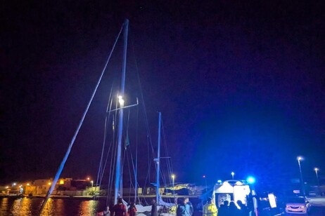 La llegada de la niña al muelle de Lampedusa.