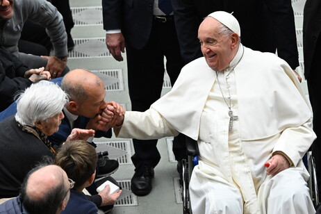 Papa Francisco cumprimenta fiel durante audiência geral no Vaticano