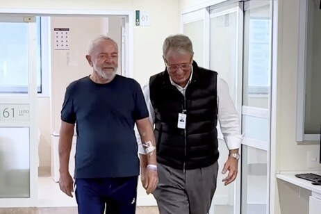 Lula caminha no hospital antes de receber alta