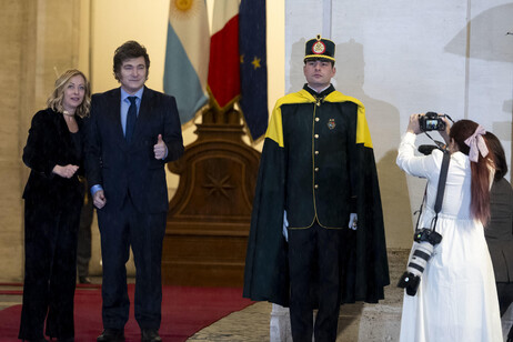 Giorgia Meloni con Javier Milei en el Palacio Chigi.