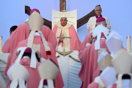 Papa Francisco celebra missa em Ajaccio, na Córsega