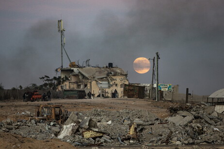 Raid di Israele su Gaza, 'almeno 10 morti tra Jabalia e Bureij'