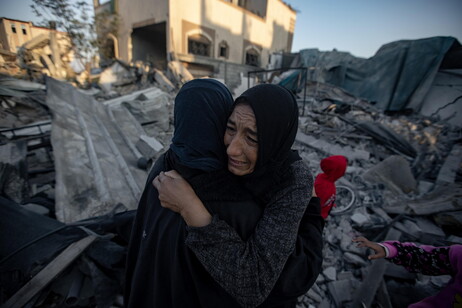 Dos mujeres palestinas desoladas. La destrucción en Gaza como telón de fondo