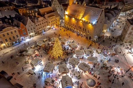 Mercados de Navidad bajo la nieve repletos de encanto (ANSA)