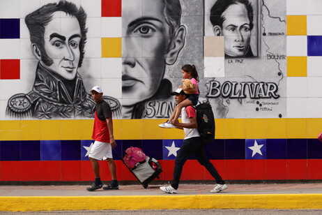 Continuo flujo de venezolanos que salen de su país ante la crisis