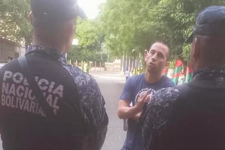 La foto del gendarme en la frontera venezolana, antes de ser detenido por la policía política chavista.