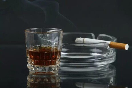 Demasiado tabaco y alcohol aún en la vida cotidiana de muchos italianos. Informe del ISTAT con mejoras y también desventuras