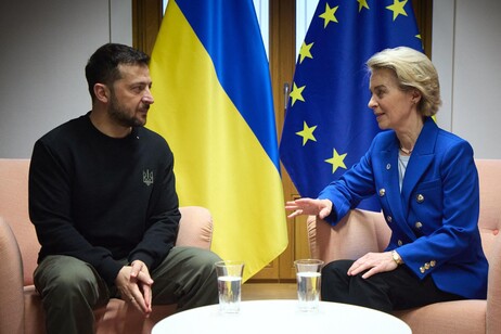 Zelensky e Ursula von der Leyen durante encontro em Bruxelas