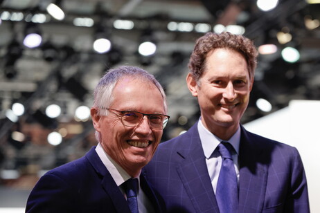 John Elkann (direita), presidente da Stellantis, com o CEO Carlos Tavares (esquerda)