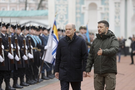 Olaf Scholz junto a Volodimir Zelensky en Ucrania