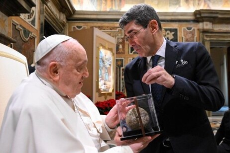 El Papa recibe una boche de uno de los asistentes al encuentro.