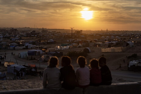 Crianças em campo de refugiados em Khan Younis, na Faixa de Gaza