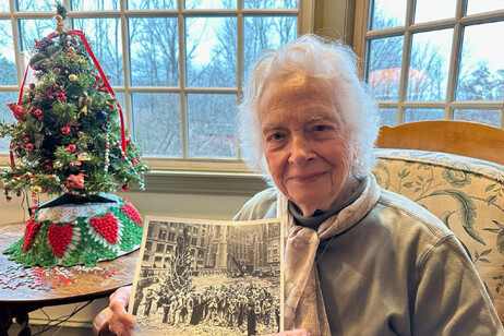 Josephine Perruzza Elling, 99 anos, filha de Perruzza, mostra a foto de seu pai