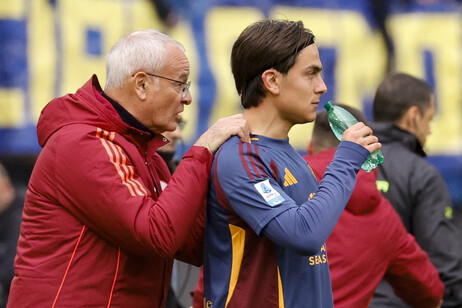 Ranieri passando instruções a Dybala durante a vitória da Roma por 5 a 0 em cima do Parma